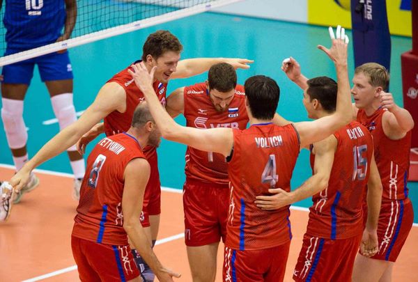 Игроки волейбольной сборной России на площадке