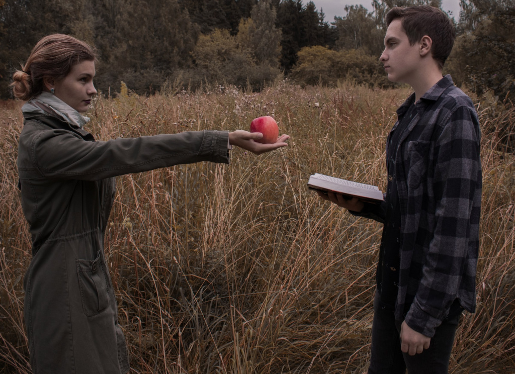 young-woman-giving-an-apple-to-men.jpg young-woman-giving-an-apple-to-men.jpg